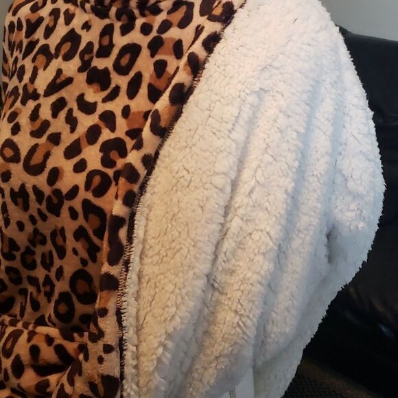 Leopard teddy sweatshirt/robe  - Picture 7 of 7